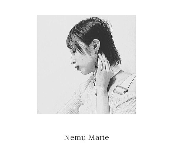 長田由加さんのショップNemu Marieのトップ画像、ピアスを付けた女性の白黒写真が写っている。その下にショップ名が書かれている。