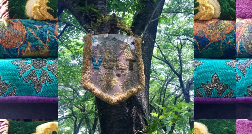 髙橋美賀子さんのショップVOLTのトップ画像、木にロゴの描かれた生地が飾られている