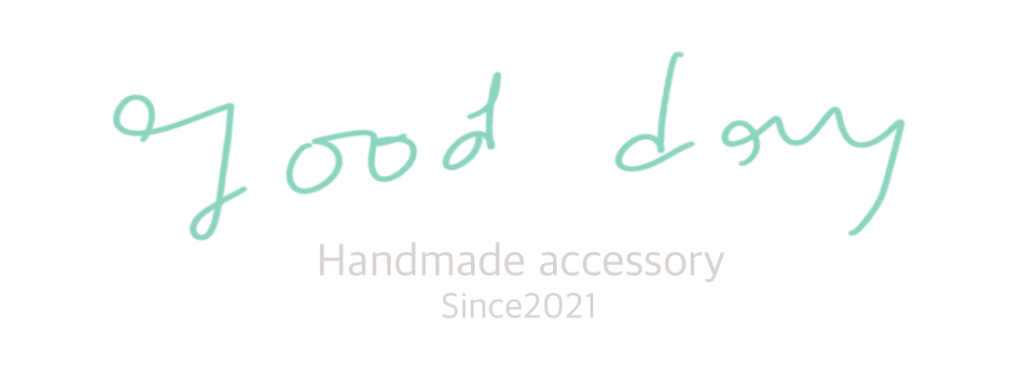 佐藤由美さんが運営しているお店のロゴマーク。「good day Handmade accessory Since2021」と書かれている。