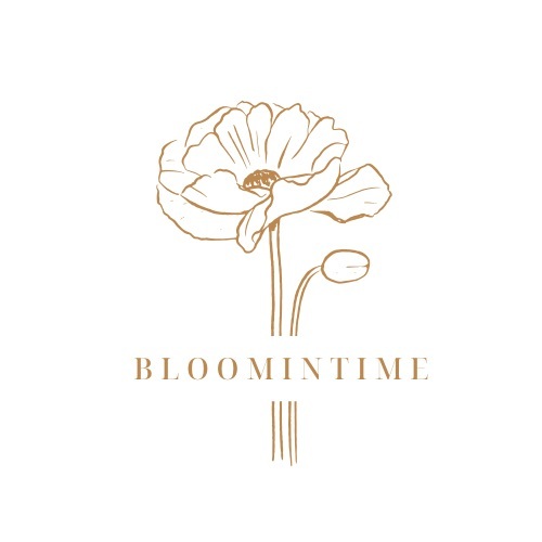 ポピーのような手書き風のお花のグラフィックに、ブルームインタイム、とお店の名前が添えられたロゴ画像。