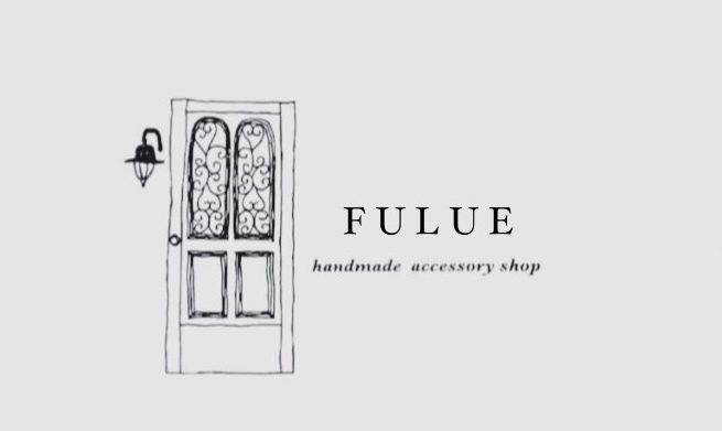 アラベスク装飾がされたアンティーク調のドアが手書きで描かれた、シンプルなお店のロゴ画像。