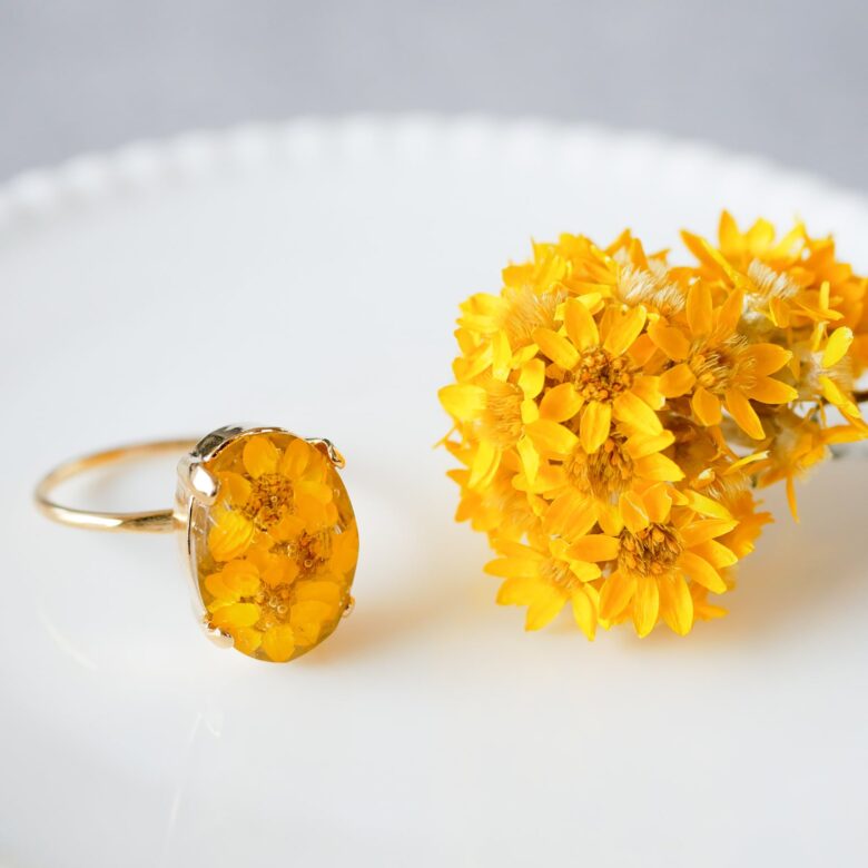 左側にリング、右側に本物の黄花ローダンセが置いてあります。黄花ローダンセはとても鮮やかな黄色で、小花がいくつか密集していてとてもきれいです。