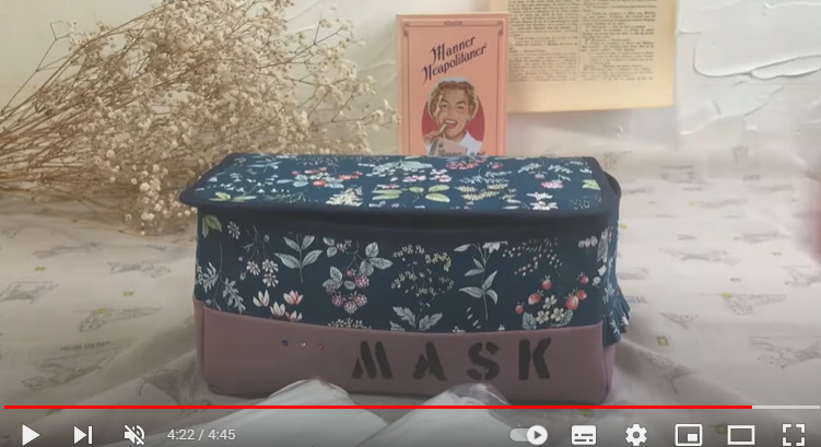 出来上がったマスクボックスが置かれている様子。マスクボックスは紺色に花柄模様。マスクボックスの下の方には、ピンクの布にMASKという文字が入っている。