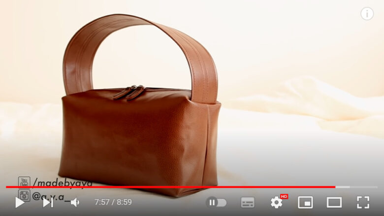 出来上がったワンハンドルバッグのイメージ画像。
バッグがお洒落に見えるように斜め向きに置かれている。