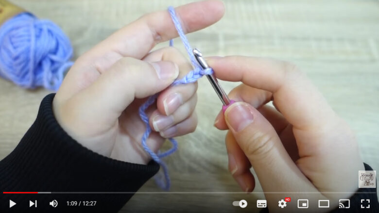 かぎ針を使って青い毛糸でくさり編みを2目編んだところ