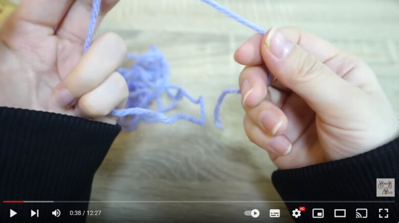 編み方の紹介を始める場面。毛糸を手にしている様子。
