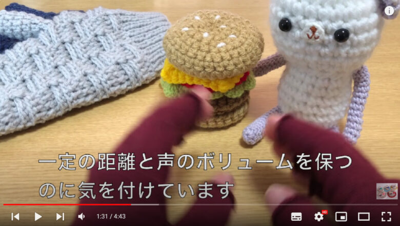 かぎ針で編んだハンバーガーと白いくまとミトンの画像