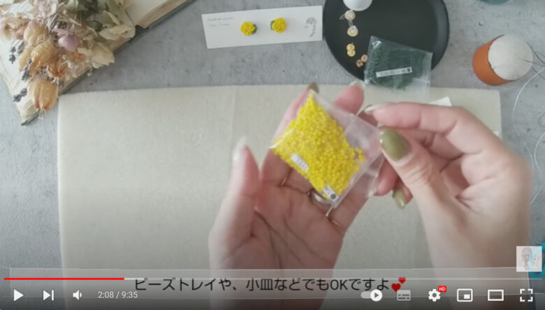 kana-buhiさんの黄色い花のイヤリングのビーズの画像です。