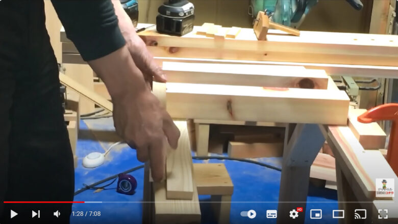 木材で作るベンチの脚を取り付ける位置を決めている様子。